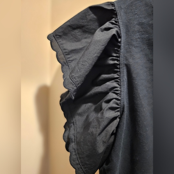 EXPRESS Ruffle Sleeve Crew Neck Tee size L Color black Pre-Owned - Picture 3 of 5
